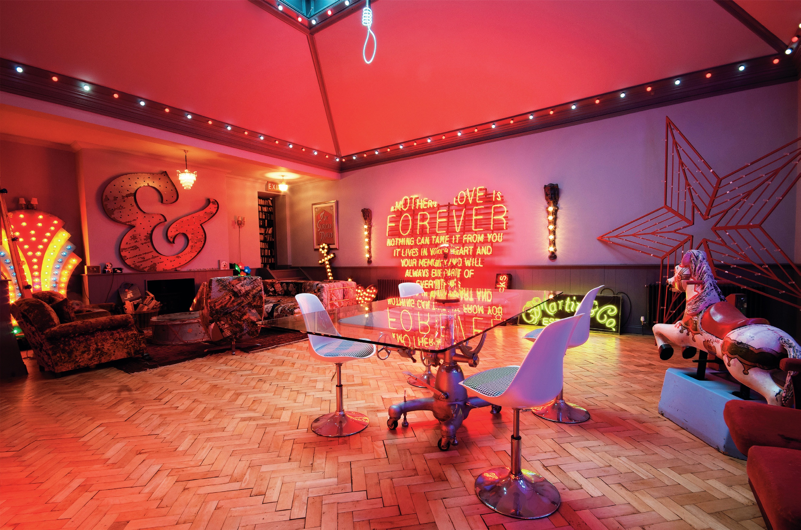 走進Philip 將近168 坪大的住家，建築外觀宛如一個廢