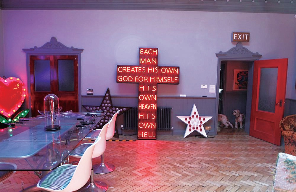 走進Philip 將近168 坪大的住家,建築外觀宛如一個廢