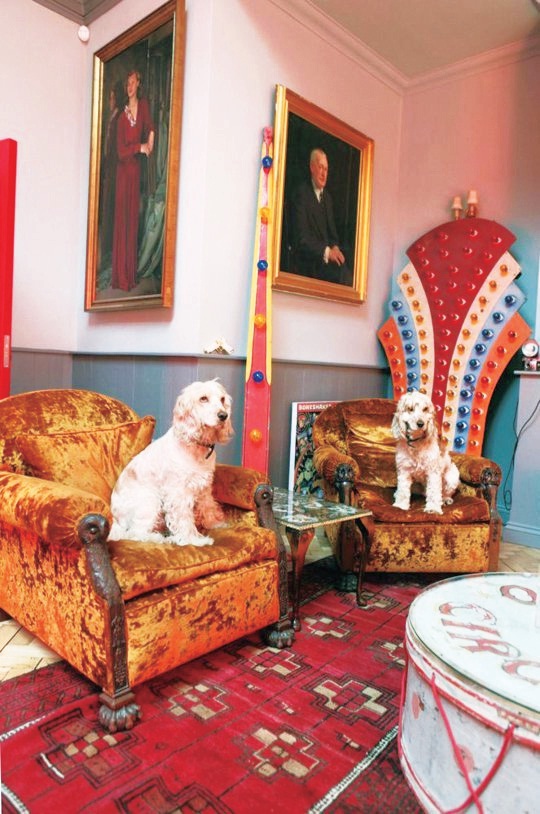 走進Philip 將近168 坪大的住家，建築外觀宛如一個廢