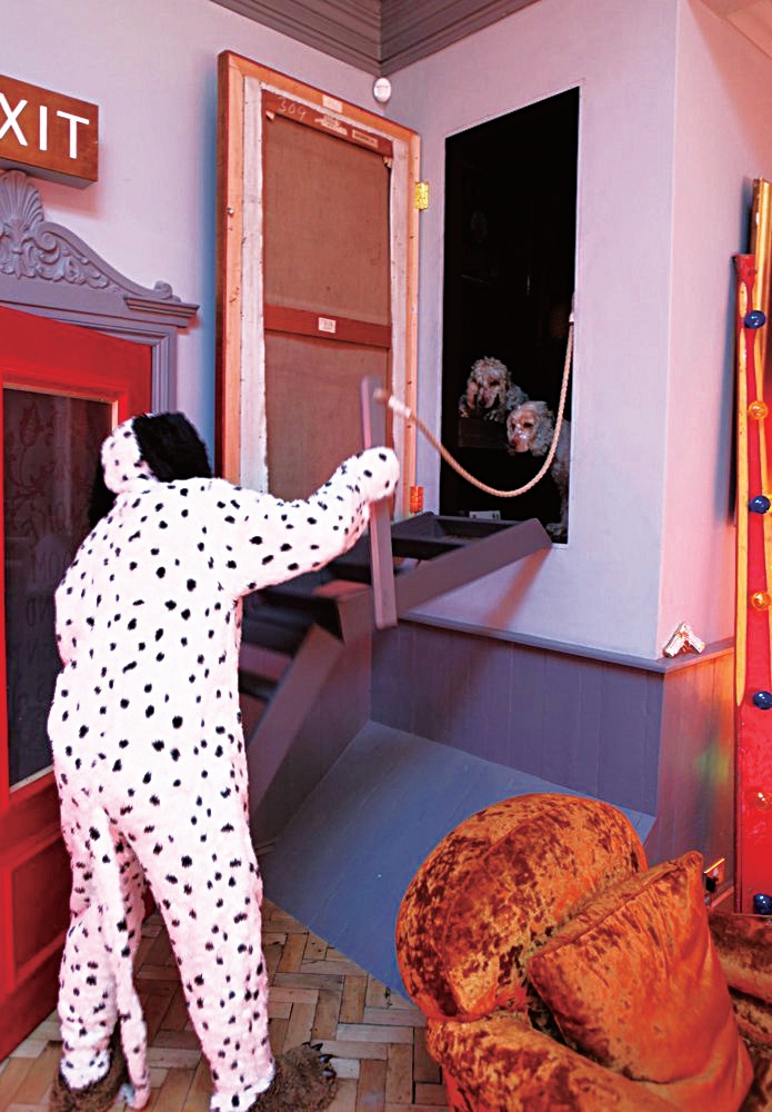 走進Philip 將近168 坪大的住家,建築外觀宛如一個廢