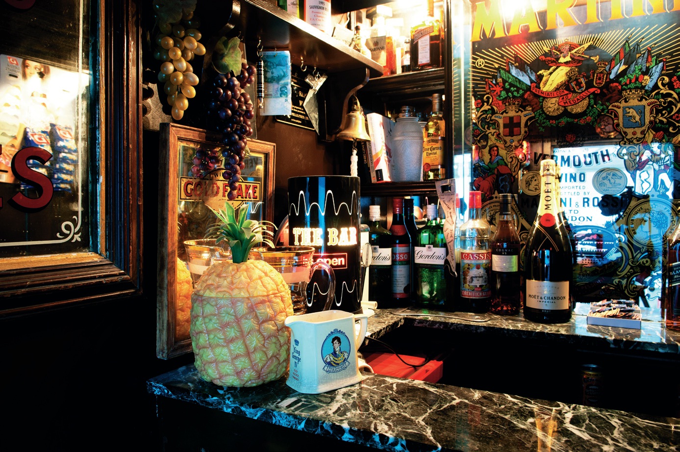 走進Philip 將近168 坪大的住家,建築外觀宛如一個廢