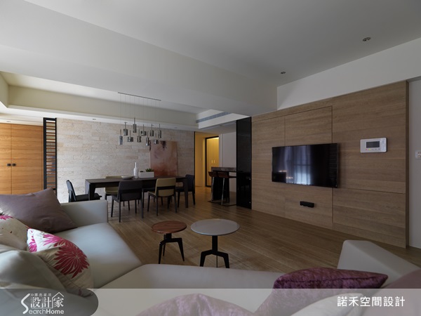設計師運用不同色調的溫潤木素材，以白色系為主要色調