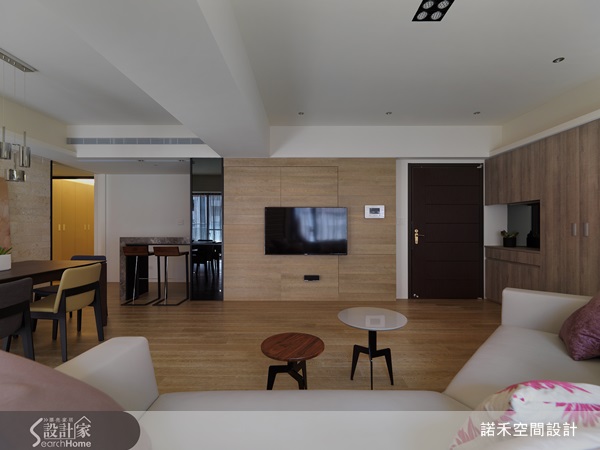 設計師運用不同色調的溫潤木素材,以白色系為主要色調