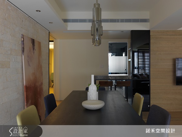 設計師運用不同色調的溫潤木素材,以白色系為主要色調