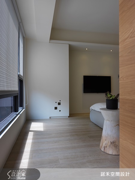 設計師運用不同色調的溫潤木素材,以白色系為主要色調