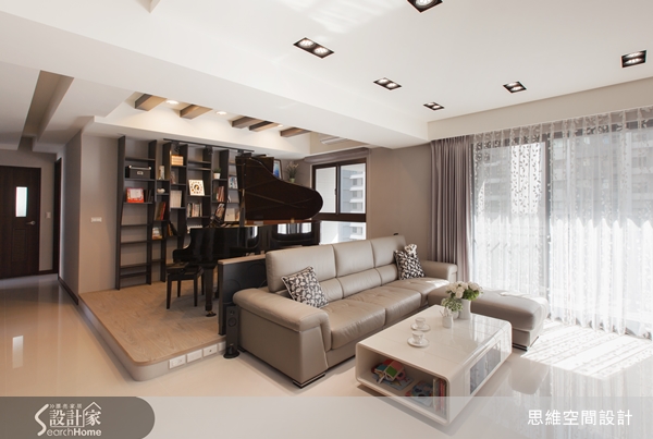 屋主家中有一架鋼琴，因此設計師便將客餐區與琴房融合