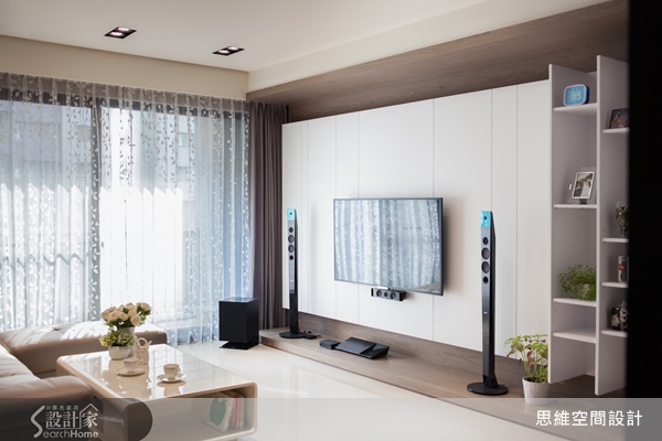 屋主家中有一架鋼琴，因此設計師便將客餐區與琴房融合