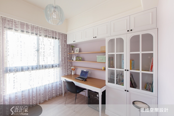 屋主家中有一架鋼琴，因此設計師便將客餐區與琴房融合