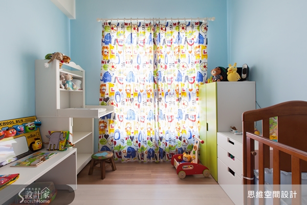 屋主家中有一架鋼琴，因此設計師便將客餐區與琴房融合