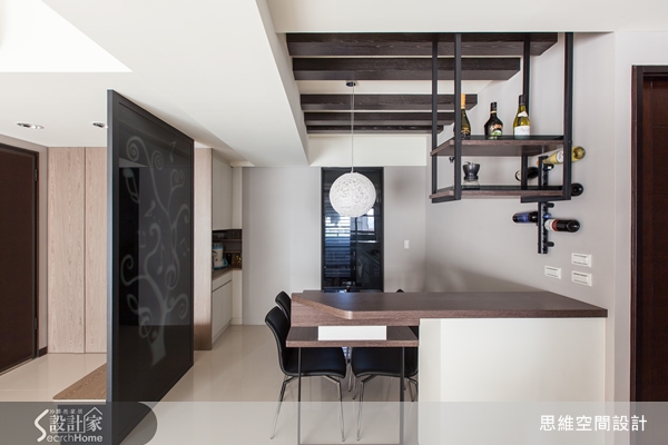 屋主家中有一架鋼琴，因此設計師便將客餐區與琴房融合