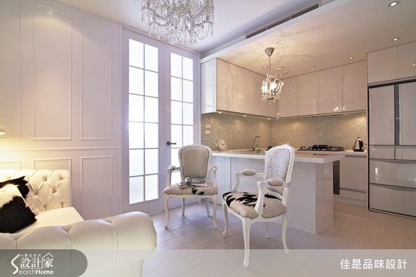 整體空間以白色為色彩基調,大幅減少空間的壓迫。屋內