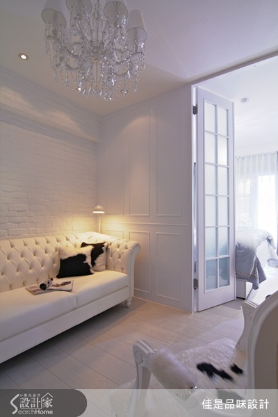 整體空間以白色為色彩基調,大幅減少空間的壓迫。屋內