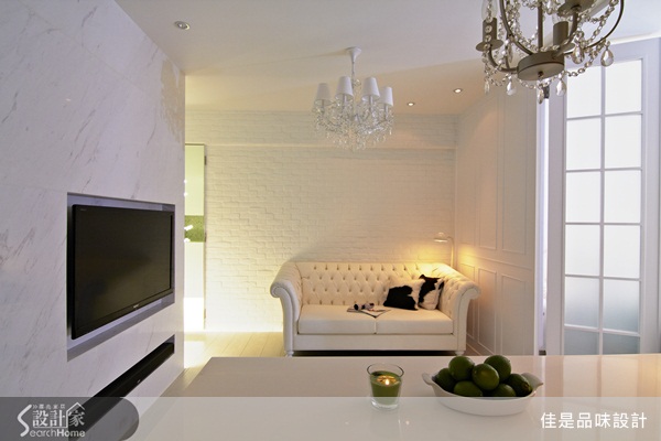 整體空間以白色為色彩基調，大幅減少空間的壓迫。屋內