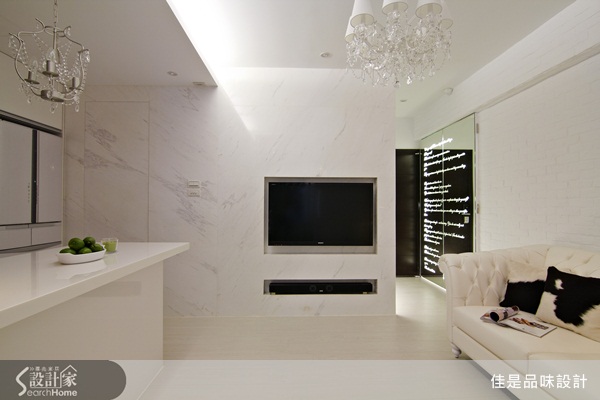 整體空間以白色為色彩基調,大幅減少空間的壓迫。屋內