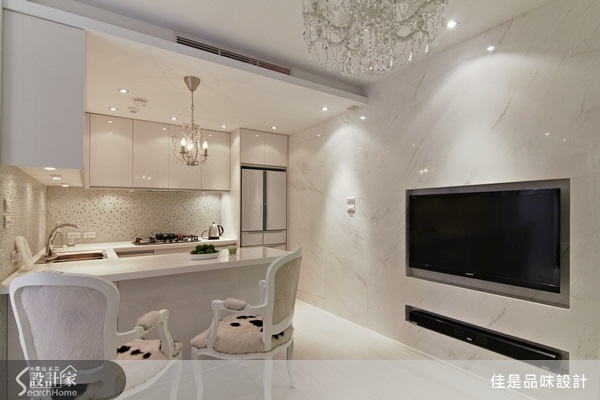 整體空間以白色為色彩基調,大幅減少空間的壓迫。屋內