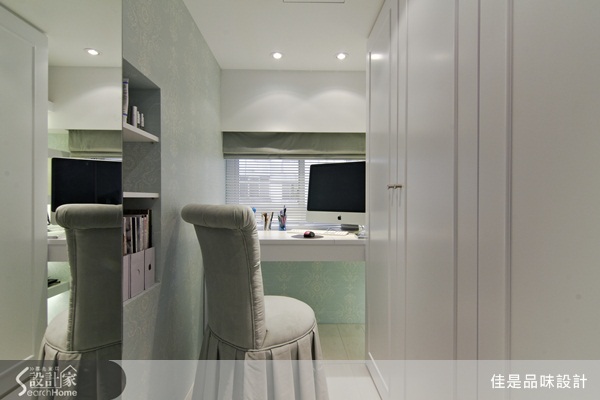 整體空間以白色為色彩基調,大幅減少空間的壓迫。屋內