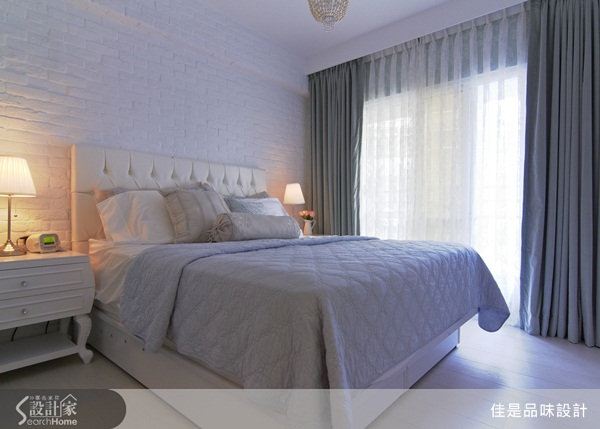 整體空間以白色為色彩基調,大幅減少空間的壓迫。屋內