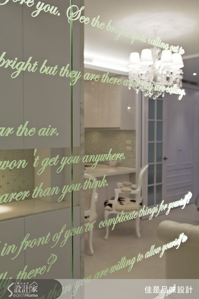 整體空間以白色為色彩基調,大幅減少空間的壓迫。屋內