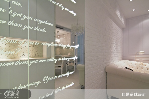 整體空間以白色為色彩基調,大幅減少空間的壓迫。屋內