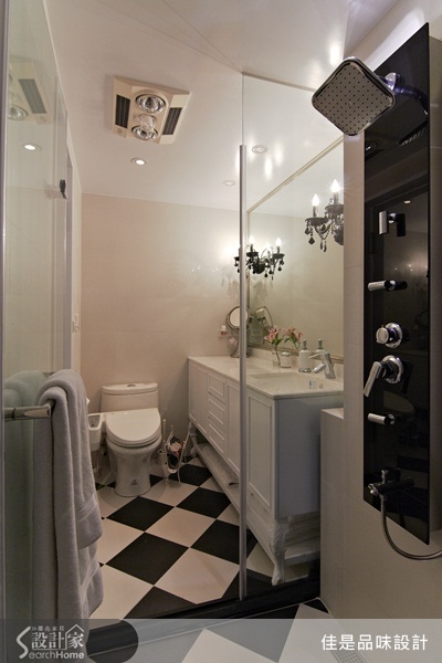 整體空間以白色為色彩基調,大幅減少空間的壓迫。屋內