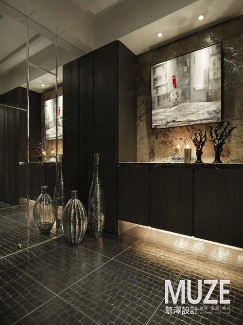 從一個空間的色彩配置、圖騰花樣、線條色塊的加總，代