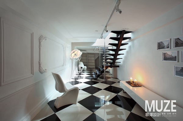 從一個空間的色彩配置、圖騰花樣、線條色塊的加總，代