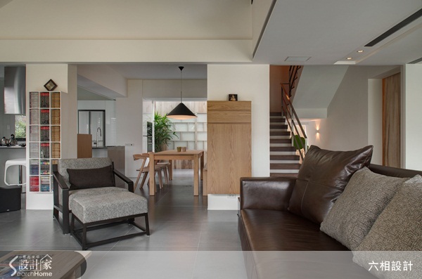 設計師將舊料回收重新運用在壁面的飾材、餐桌和邊几上