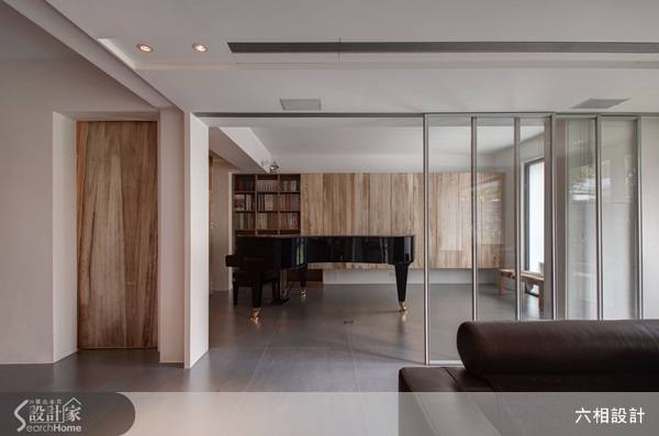 設計師將舊料回收重新運用在壁面的飾材、餐桌和邊几上