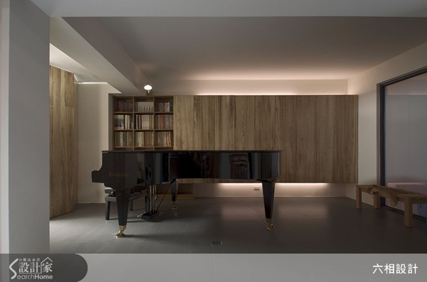 設計師將舊料回收重新運用在壁面的飾材、餐桌和邊几上