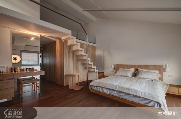 設計師將舊料回收重新運用在壁面的飾材、餐桌和邊几上