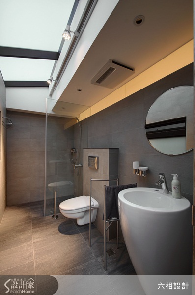 設計師將舊料回收重新運用在壁面的飾材、餐桌和邊几上