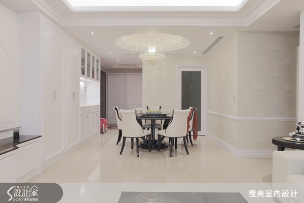 簡單舒適的空間，以古典風為設計，空間簡單明亮，餐廳