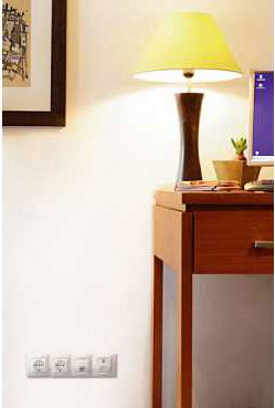 無論是北歐的簡約風格，或是鄉村的閒逸風格，牆面上的