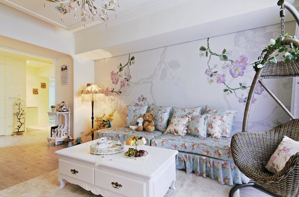 花卉圖騰是詮釋居家空間中常用的元素,舉凡壁紙、抱枕