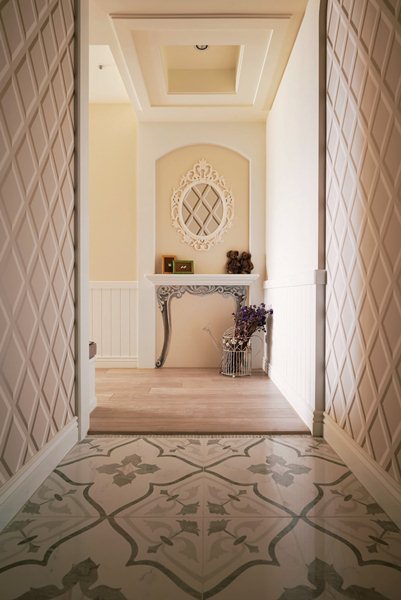 花卉圖騰是詮釋居家空間中常用的元素,舉凡壁紙、抱枕