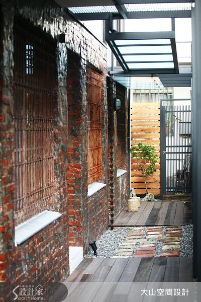 斑駁的紅磚牆、大器的大理石牆,或是極簡風格的清水牆