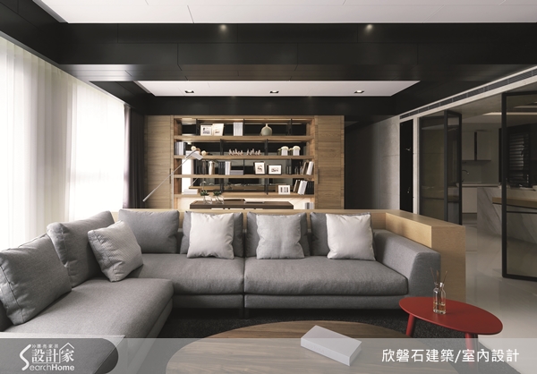 客廳與書房空間皆作開放式設計，搭配明亮的採光提升了