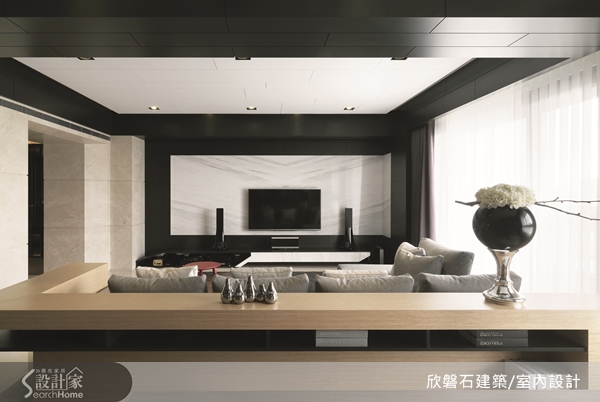 客廳與書房空間皆作開放式設計，搭配明亮的採光提升了