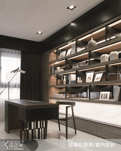 客廳與書房空間皆作開放式設計，搭配明亮的採光提升了