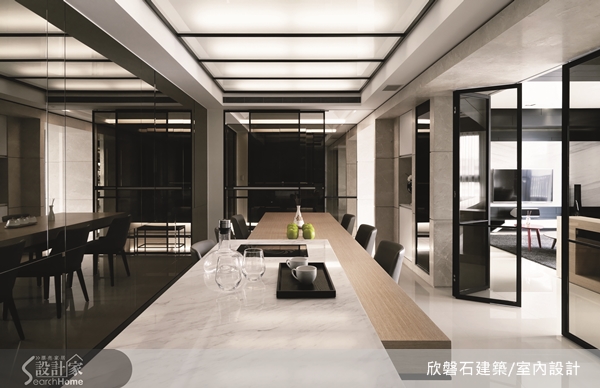 客廳與書房空間皆作開放式設計，搭配明亮的採光提升了