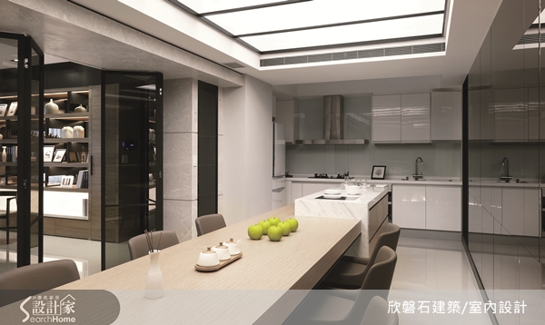 客廳與書房空間皆作開放式設計，搭配明亮的採光提升了