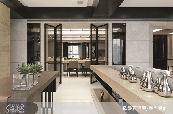 客廳與書房空間皆作開放式設計，搭配明亮的採光提升了