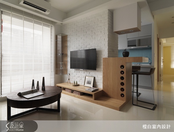 18坪的新成屋，設計師以白色系為主色調運用各種不同材