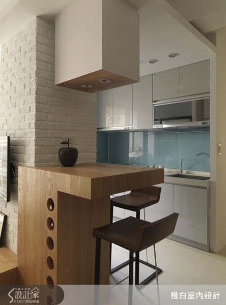 18坪的新成屋，設計師以白色系為主色調運用各種不同材