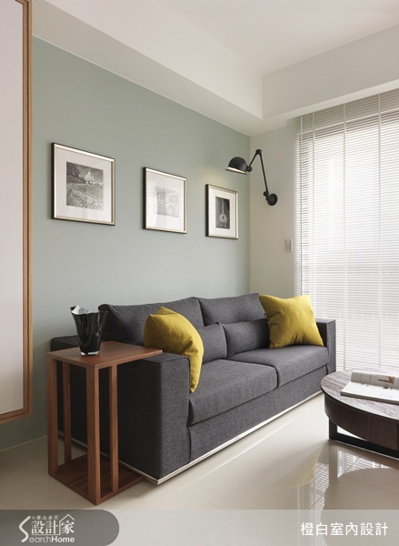18坪的新成屋，設計師以白色系為主色調運用各種不同材