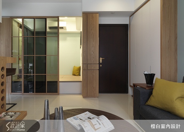 18坪的新成屋，設計師以白色系為主色調運用各種不同材