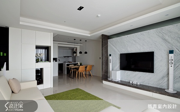 運用白色系為空間主色調，再搭配不同的色彩和材質後，