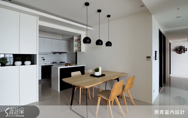運用白色系為空間主色調，再搭配不同的色彩和材質後，