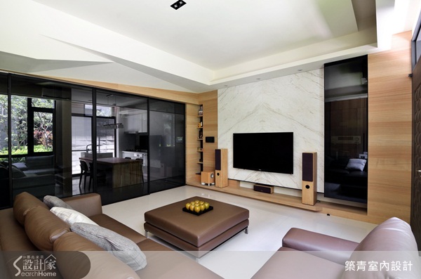 運用白色系為空間主色調，再搭配不同的色彩和材質後，