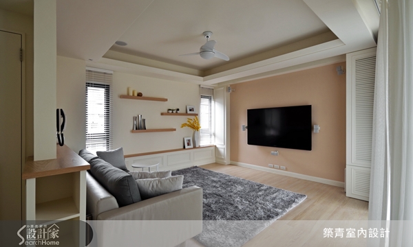 運用白色系為空間主色調，再搭配不同的色彩和材質後，